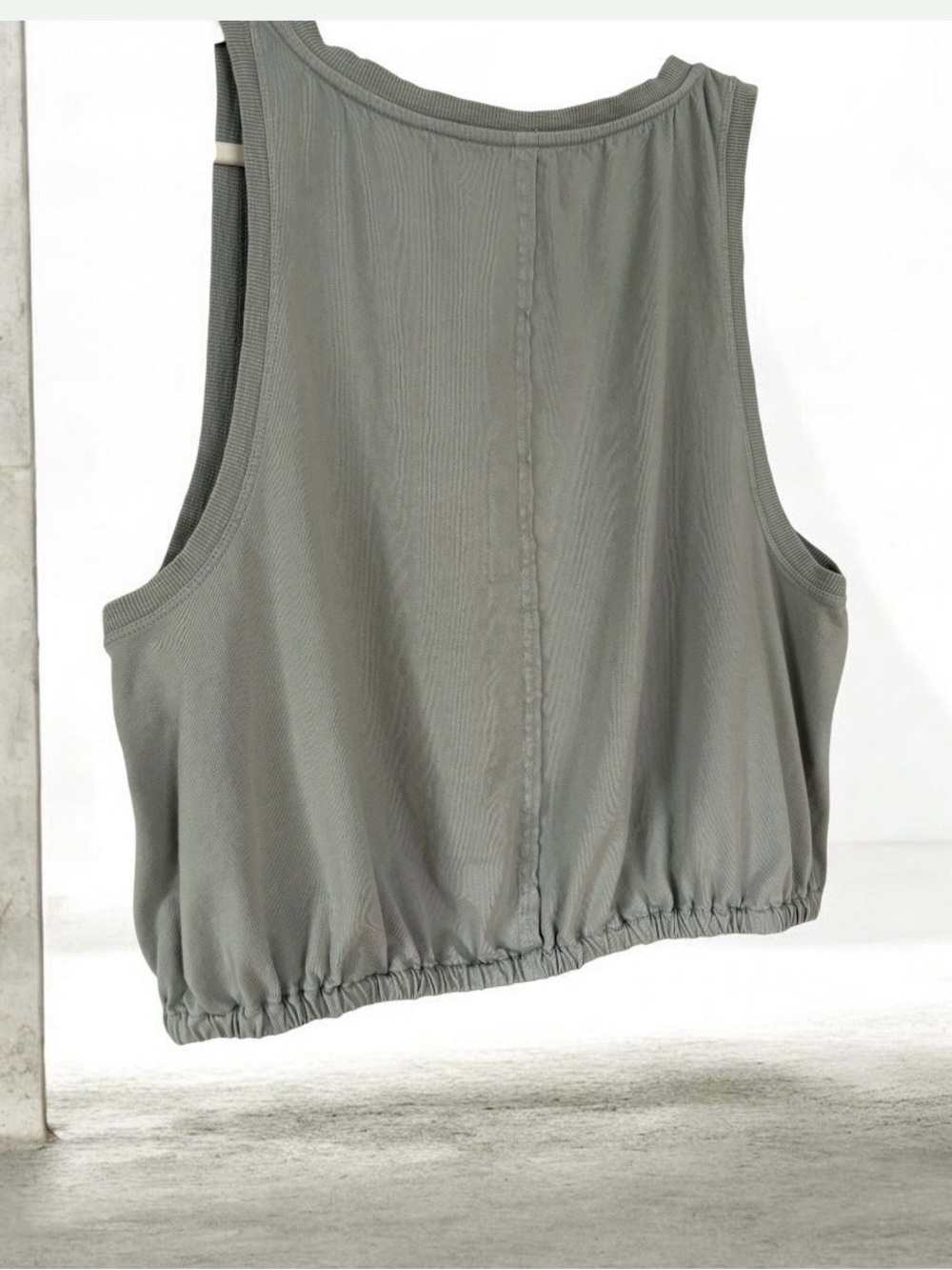 Pilcro Gray Sleeveless V‑Neck Cropped Tank - Picture 3 of 6